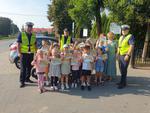 Tarnobrzeg. Policjanci działają przy placówkach oświatowych. Trwa akcja "Bezpieczna droga do szkoły"