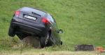 Wypadek na Wisłostradzie. Audi wypadło z drogi i zawisło na starym betonowym przepuście [ZDJĘCIA]
