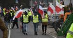 Rolnicy rozpoczęli protest w gminie Baranów Sandomierski. Zablokowali tory i drogę wojewódzką  [ZDJĘCIA]