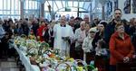 Święcenie pokarmów w parafii na tarnobrzeskim Serbinowie. Wierni od rana tłumnie odwiedzają kościół [ZDJĘCIA]