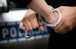 Poszukiwany dwoma listami gończymi w rękach policjantów