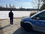 Policjanci sprawdzają akweny wodne