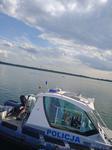 Akcja ratunkowa policjanta i ratowników. Wywrócona żaglówka, 4 osoby w wodzie
