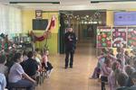 Bezpieczeństwo najmłodszych - spotkania dzielnicowego z uczniami Szkoły Podstawowej w Trześni